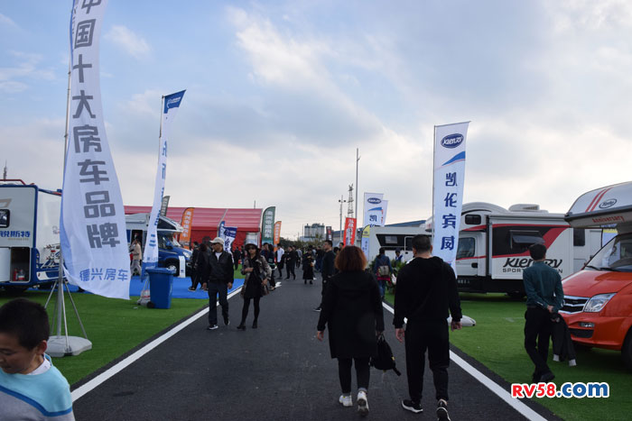 房车亮相第五届中国汽车(房车)露营大会露营装备及房车展览会