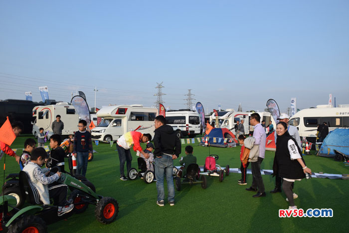 房车亮相第五届中国汽车(房车)露营大会露营装备及房车展览会